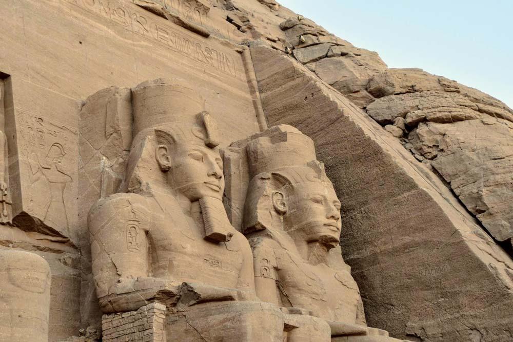 statue di Ramses II nel tempio di Abu Simbel