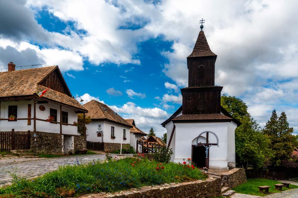 chiesa in legno del Vecchio villaggio di Hollókö