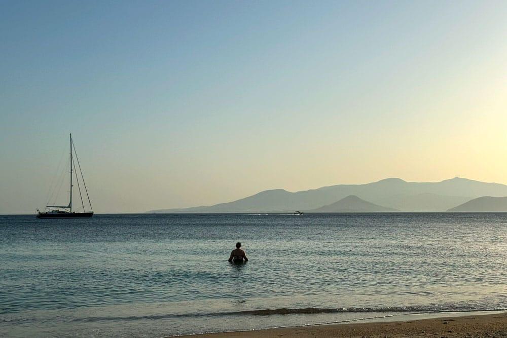 tramonto sulla spiaggia a Naxos