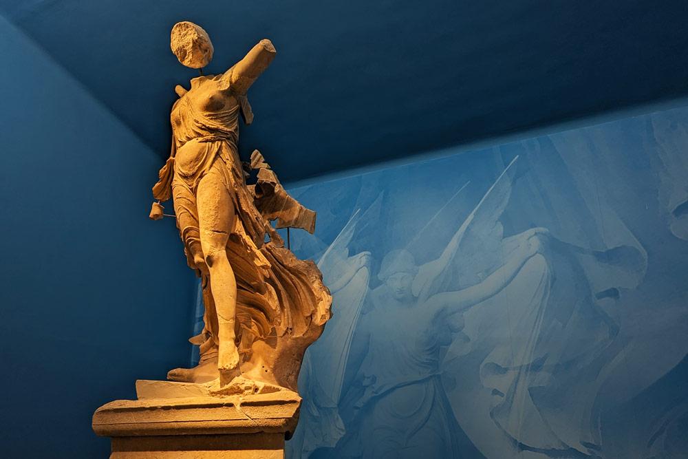 Nike di Paionios nel Museo di Olimpia