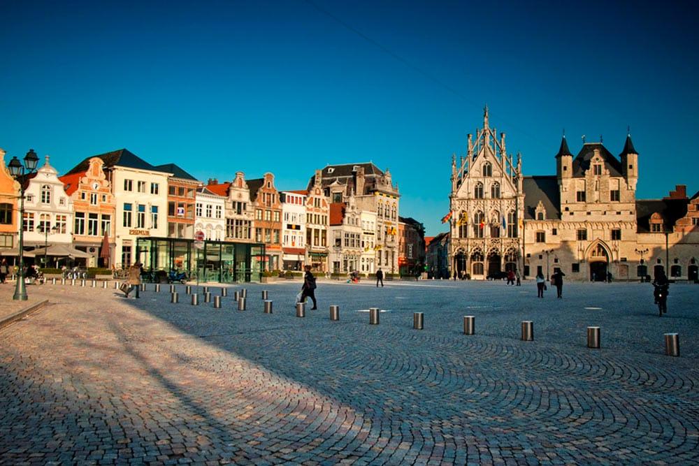 Piazza circondata da edifici a Mechelen Belgio