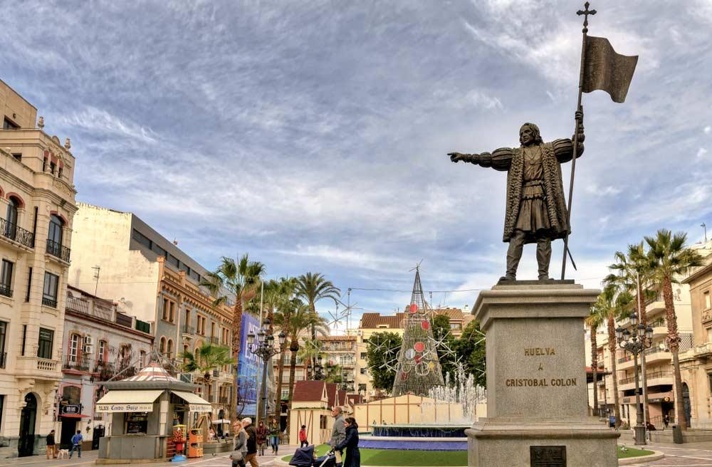 Plaza delle Monjas e statua di Colón Huelva
