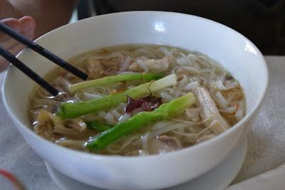 sopa di pho ga, uno dei piatti da mangiare in vietnam