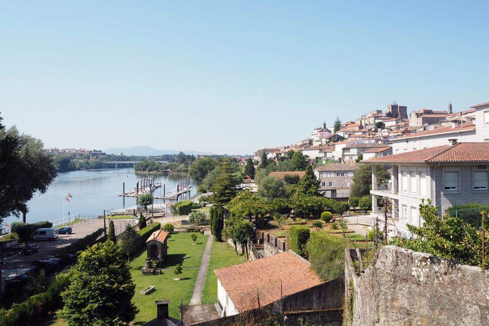 Río Miño a suo passaggio per Tui, Galizia