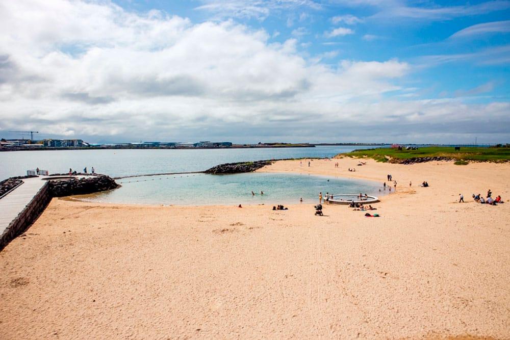 Piscina termale della spiaggia di Nautholsvik a Reikiavik