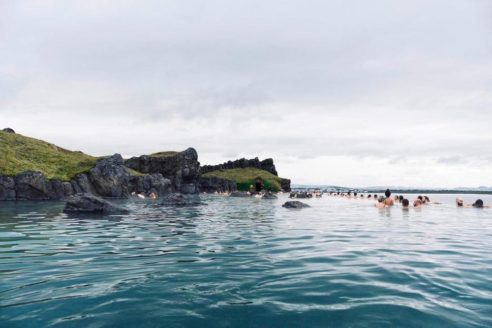 Bagni termali Sky Lagoon in Islanda