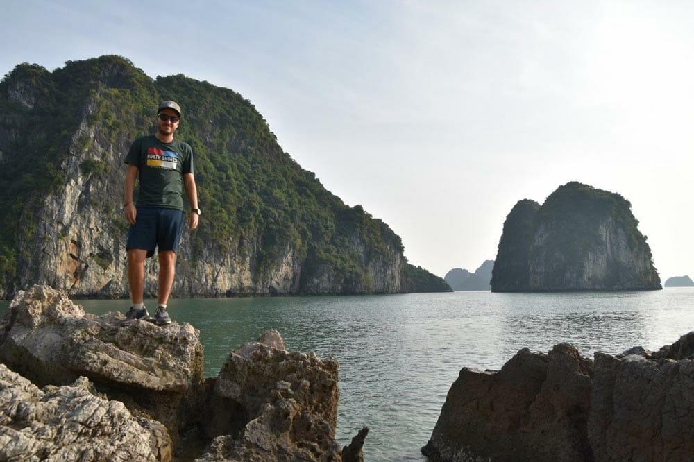ragazzo davanti alla baia di Halong