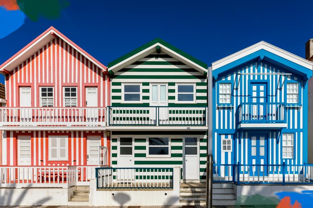 case con strisce colorate a Costa Nova