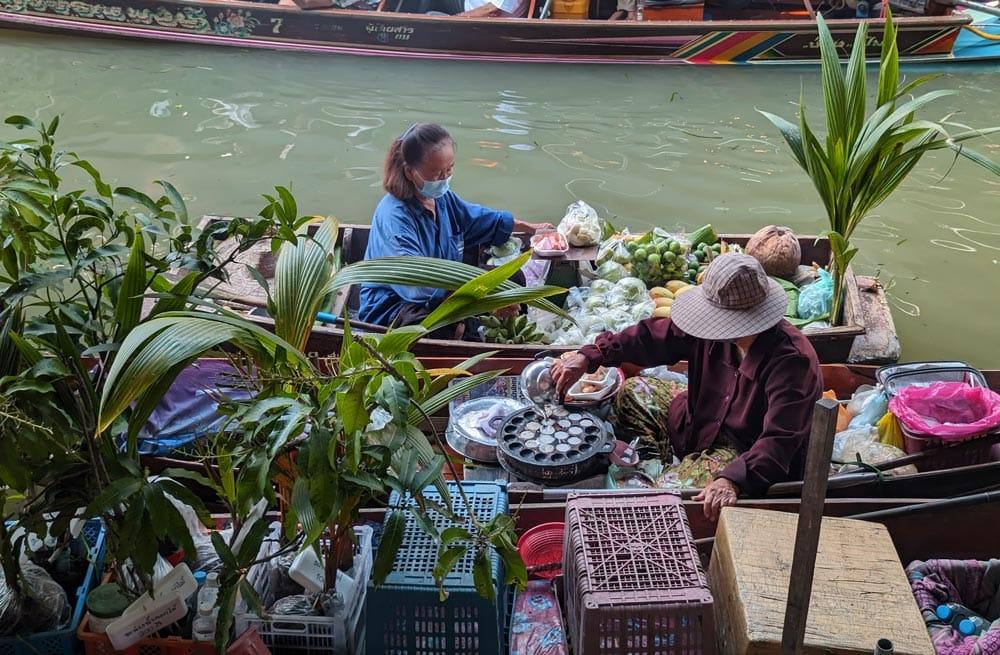 mercato galleggiante vicino a Bangkok