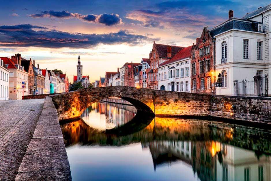 canale a Bruges al tramonto