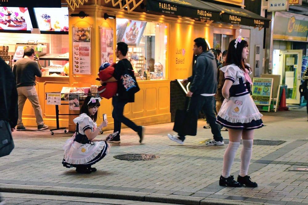 cosplay ad Akihabara di notte