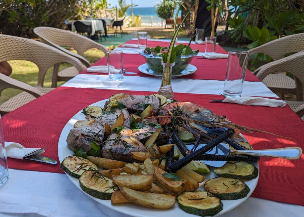 piatto di pesce e frutti di mare in sri lanka