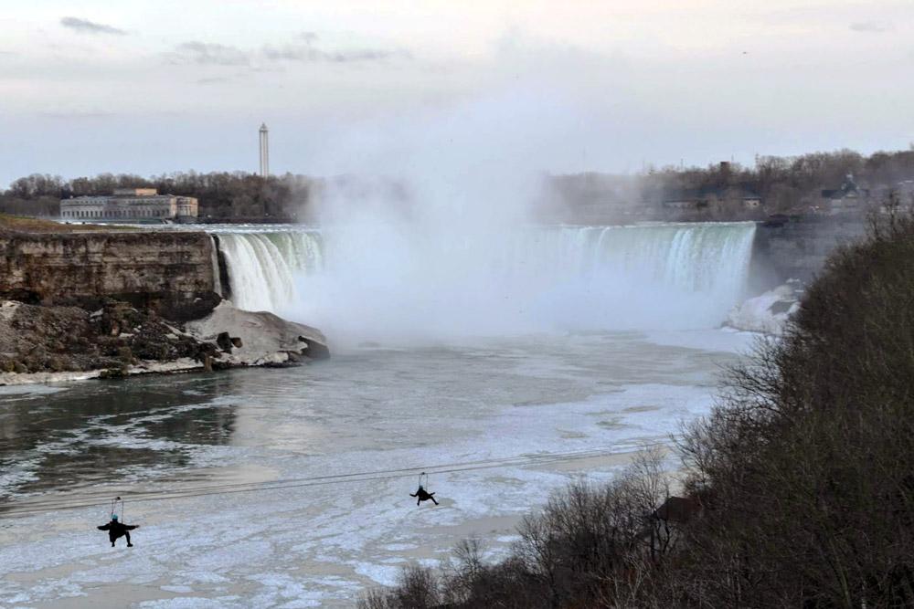 zip line a Niagara Falls