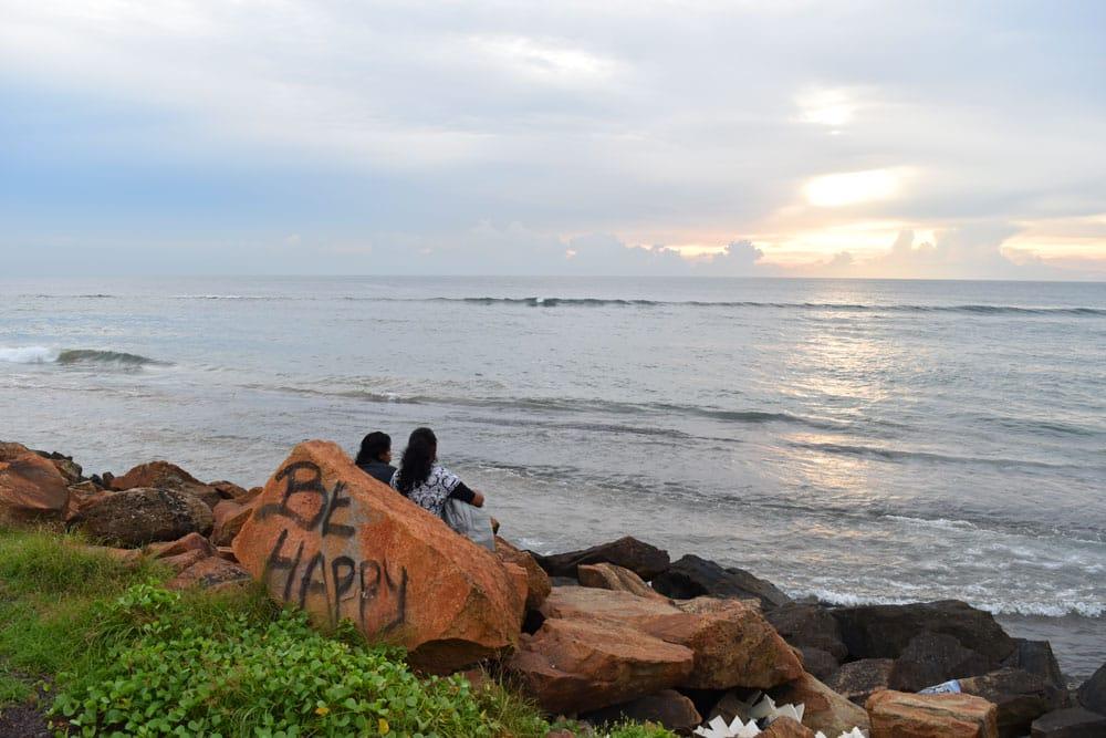 ragazze che guardano il tramonto nello sri lanka