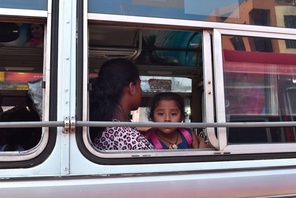ragazza in un autobus nello sri lanka