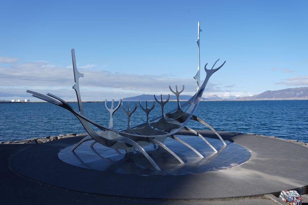 scultura barca viaggiatore sole