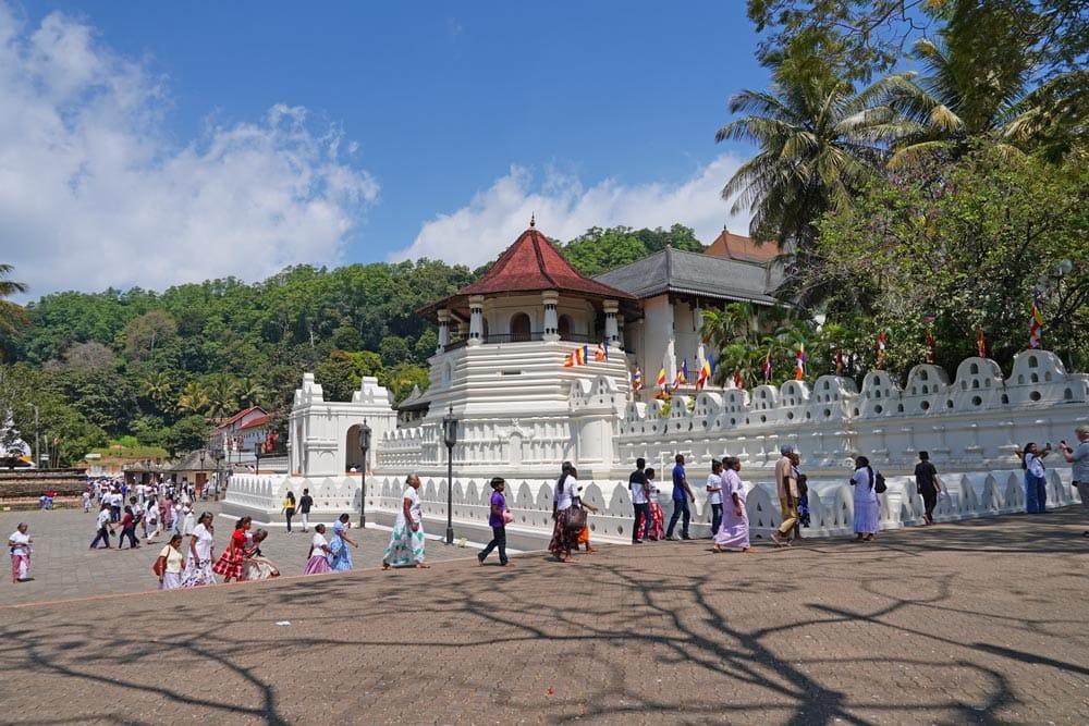 edificio principale del tempio del dente di buddha a kandy