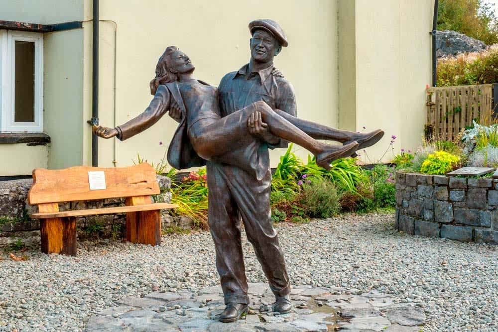 statua del film "Il uomo tranquillo" nel villaggio di Cong in Connemara, Irlanda