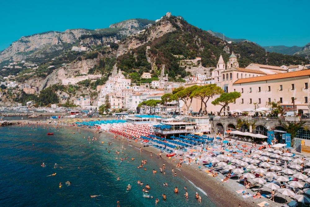 vista aerea della Spiaggia di Amalfi in estate con montagne sullo sfondo