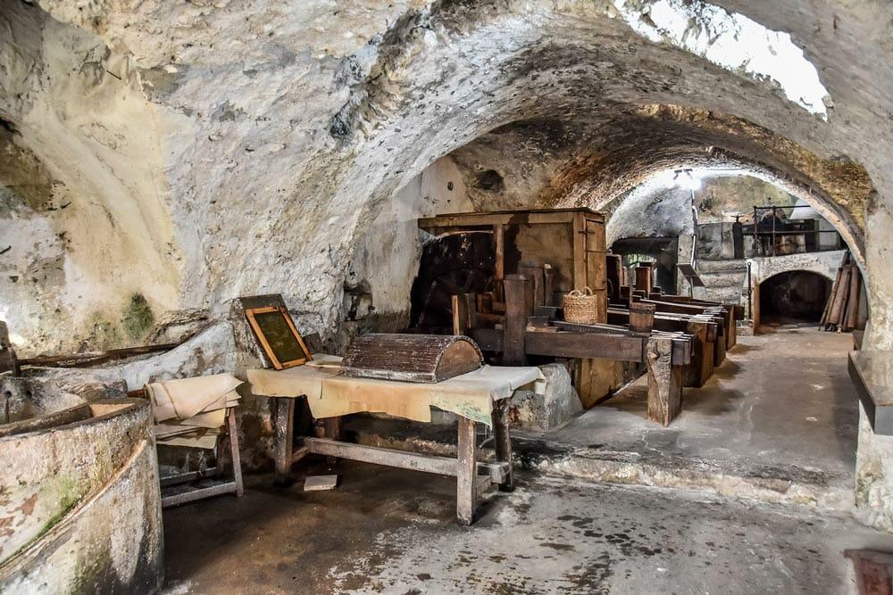 interno del Museo del Papier di Amalfi con strumenti antichi