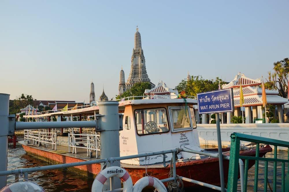 Barca a Bangkok attracco Wat Arun