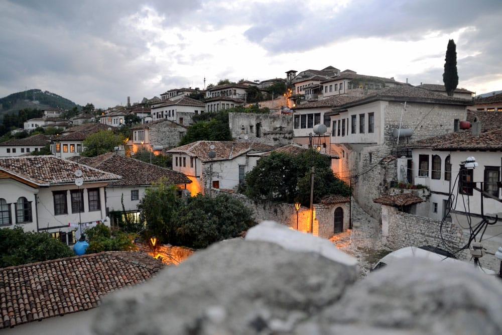 case di pietra al tramonto nel villaggio di Berat in Albania
