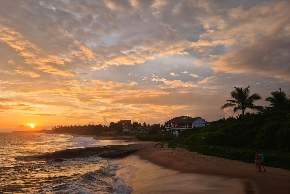 spiaggia Sri Lanka al tramonto
