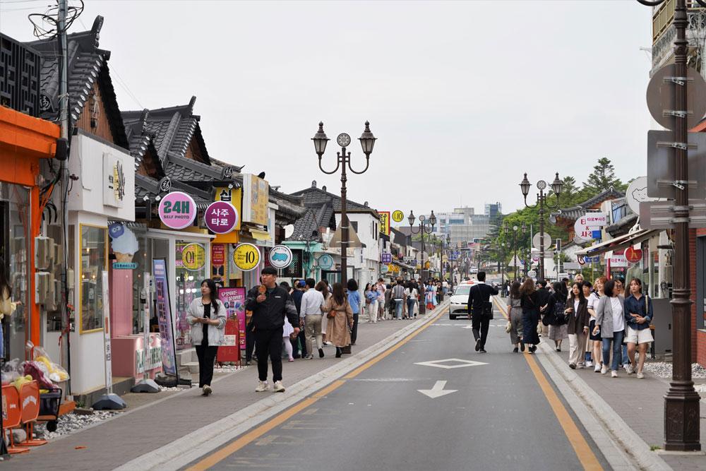 via Hwangnidan-gil Gyeongju