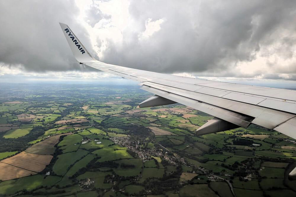 ala di aereo sorvolando i campi dei Cotswolds in Inghilterra