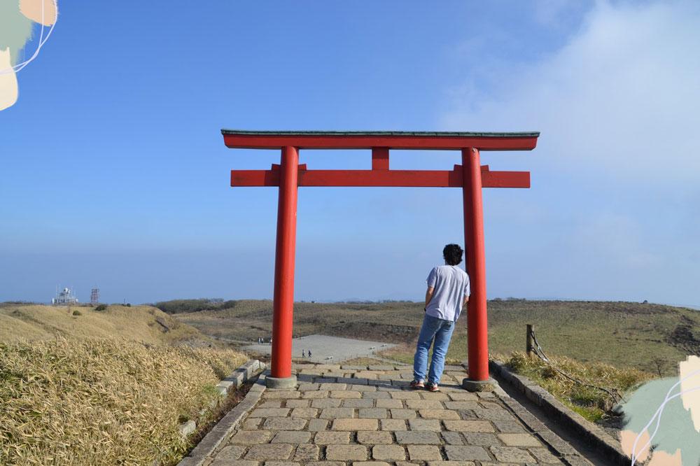 torii viste monte fuji nuvoloso