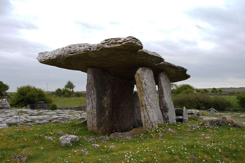 Dolmen Poulnabrone nel Burren in Irlanda
