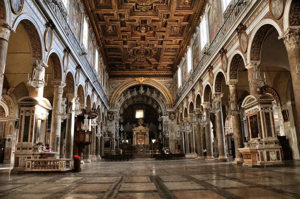 navata centrale della Basilica di Santa Maria in Aracoeli a Roma