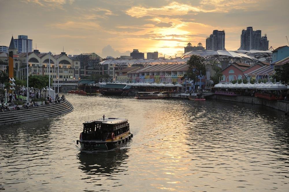 barca a Clarke Quay Singapore al tramonto