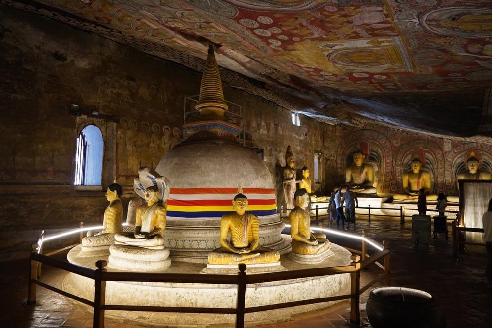 stupa circondata da buddha
