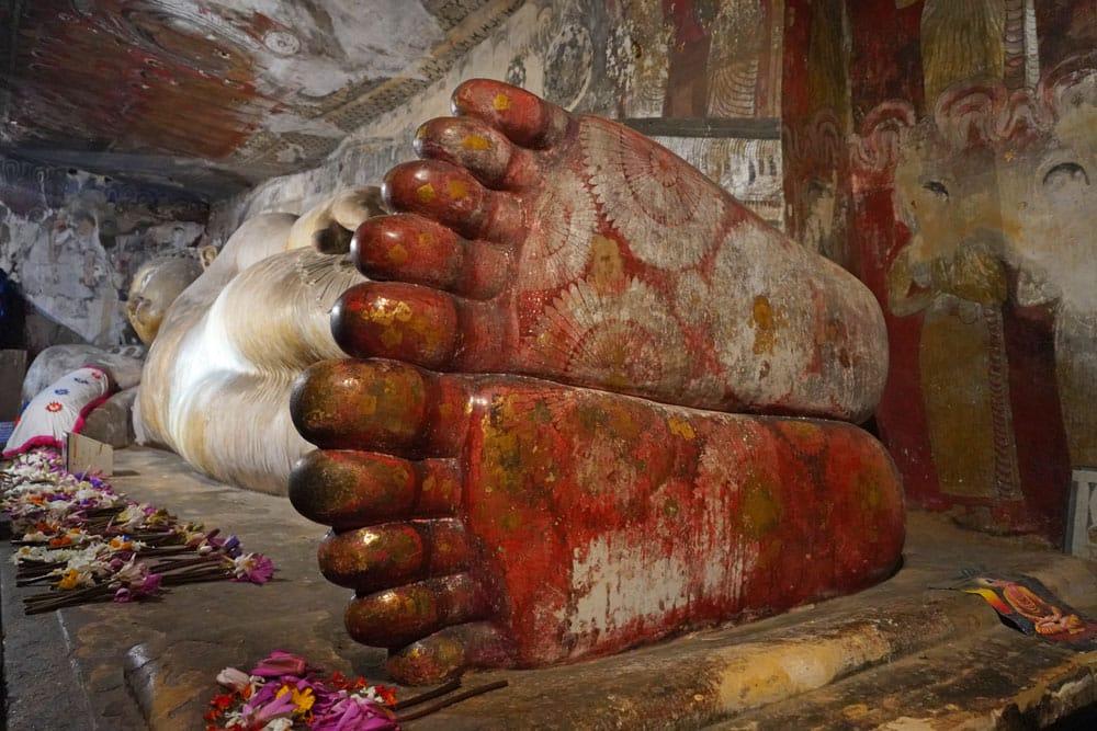 buddha sdraiato nelle grotte di dambulla