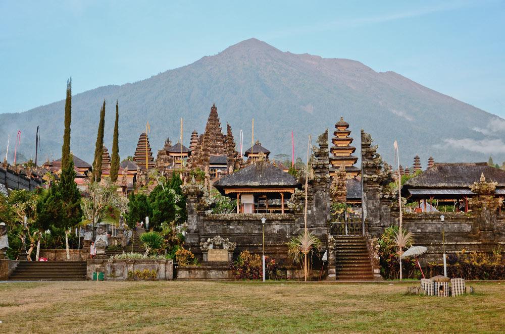pura besakih, uno de los templos más importantes de bali