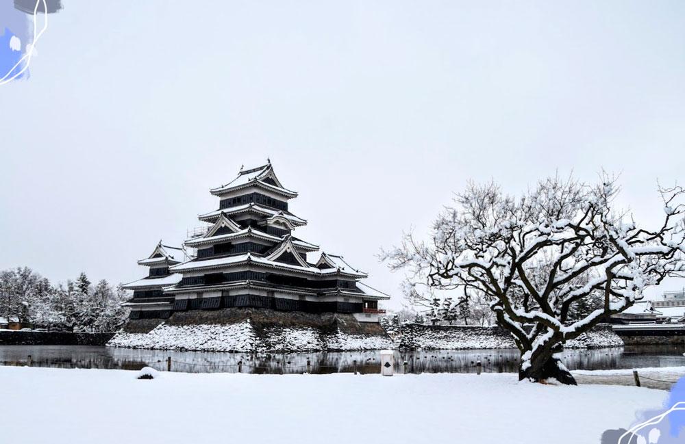 Castello di Matsumoto con neve