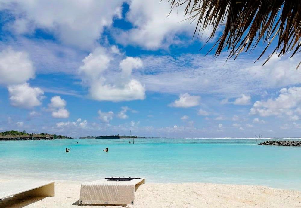 spiaggia di un'isola locale alle maldive