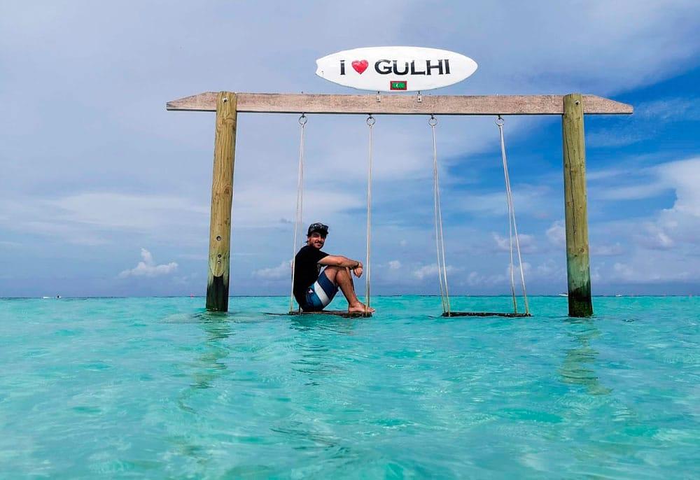 dondolo nell'isola locale di maldive gulhi