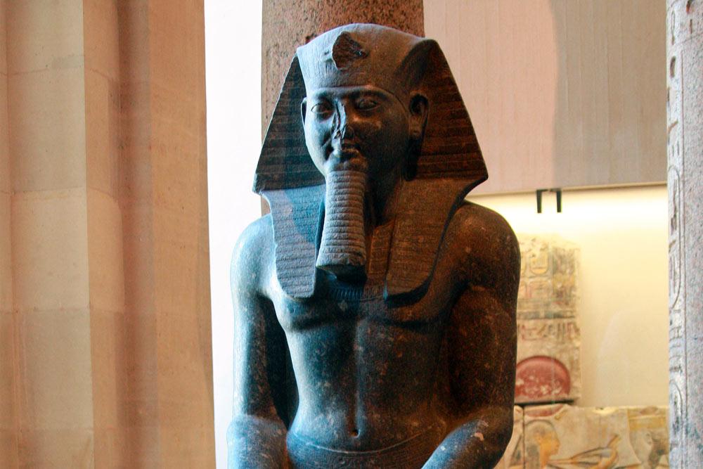 Statua di Ramses II al Museo del Louvre