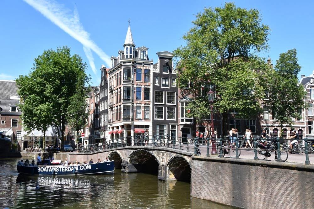 passeggiata in barca nei canali di Amsterdam