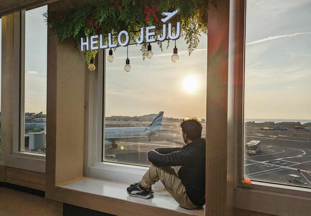 tramonto in un aeroporto della Corea del Sud con aereo