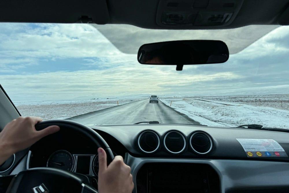 strada innevata in islanda