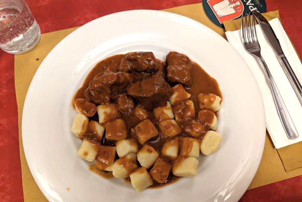 goulash piatto tipico da mangiare nelle Dolomiti