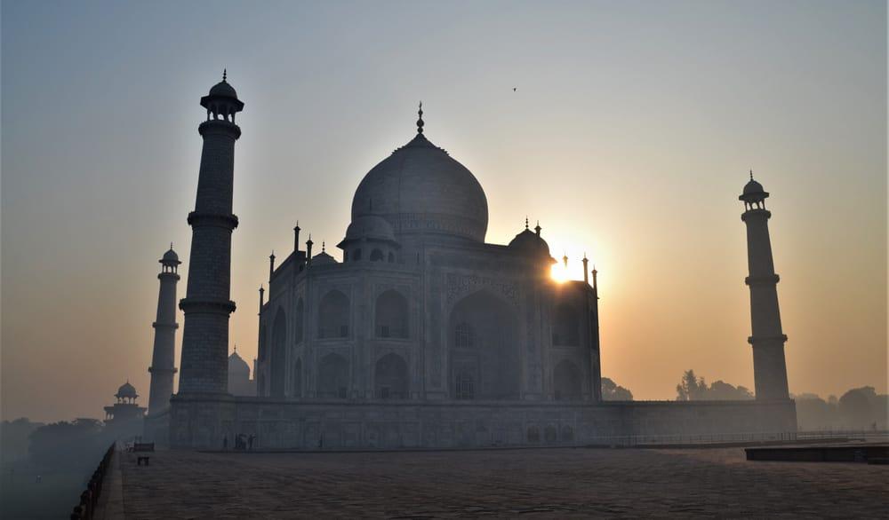 alba al Taj Mahal