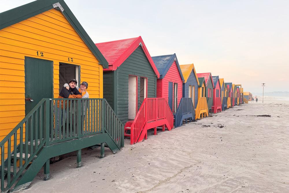 casetas de colores en la Muizenberg Beach en Península del Cabo