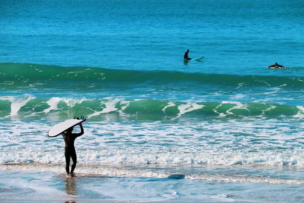 surfisti sulla spiaggia di Spagna