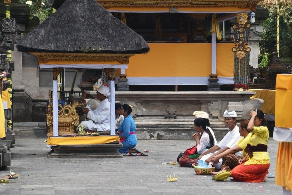 cerimonia in tempio a Bali