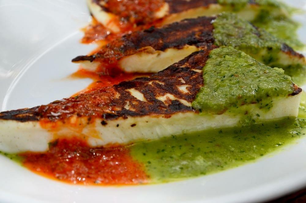 Queso asado con mojo piatto tipico Canarias