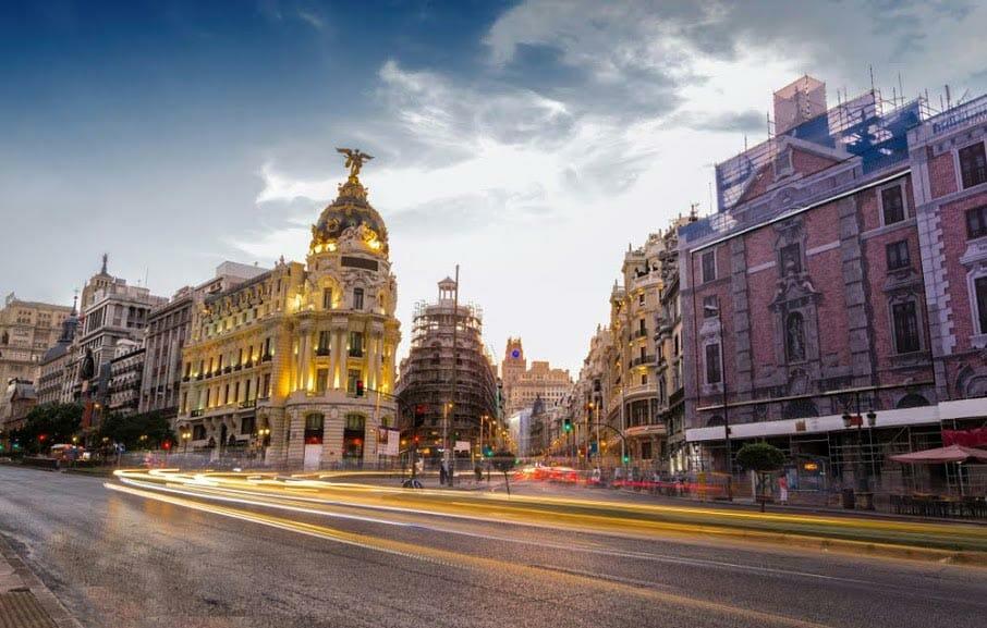 Gran vía di Madrid al tramonto